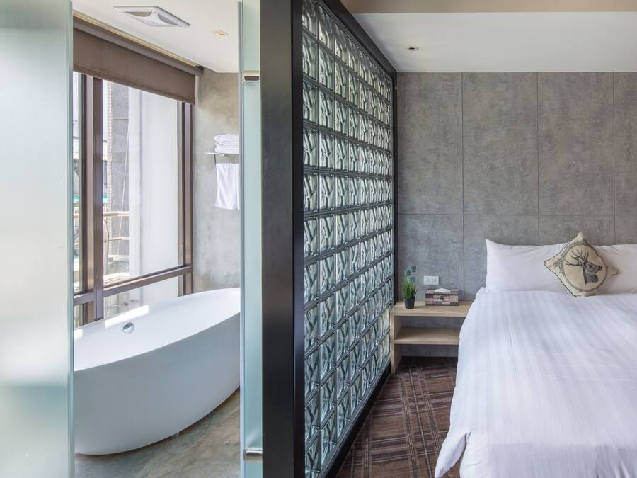 Wow VIP Triple Suite | Bathroom | Hair dryer, towels, shampoo, toilet paper