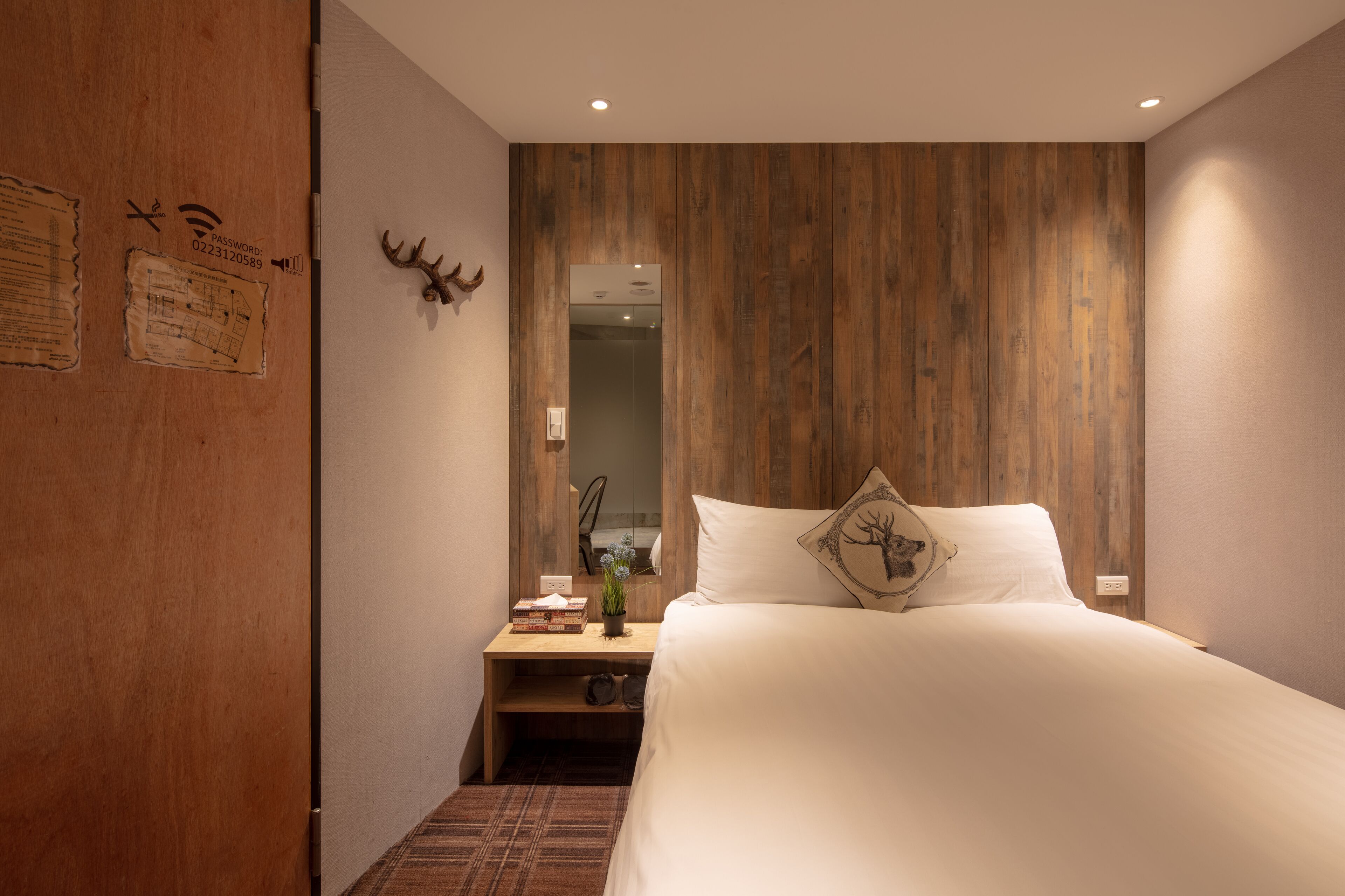 standard double room, no windows | desk, soundproofing, iron/ironing board, free wifi