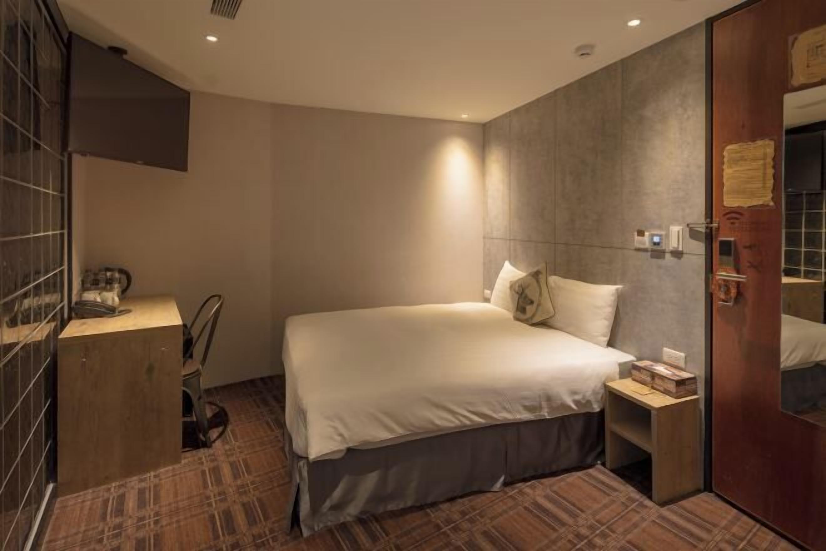 Desk, soundproofing, iron/ironing board, free WiFi