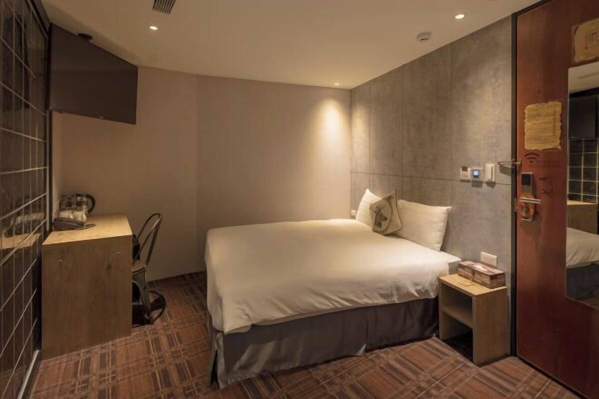 Desk, soundproofing, iron/ironing board, free WiFi