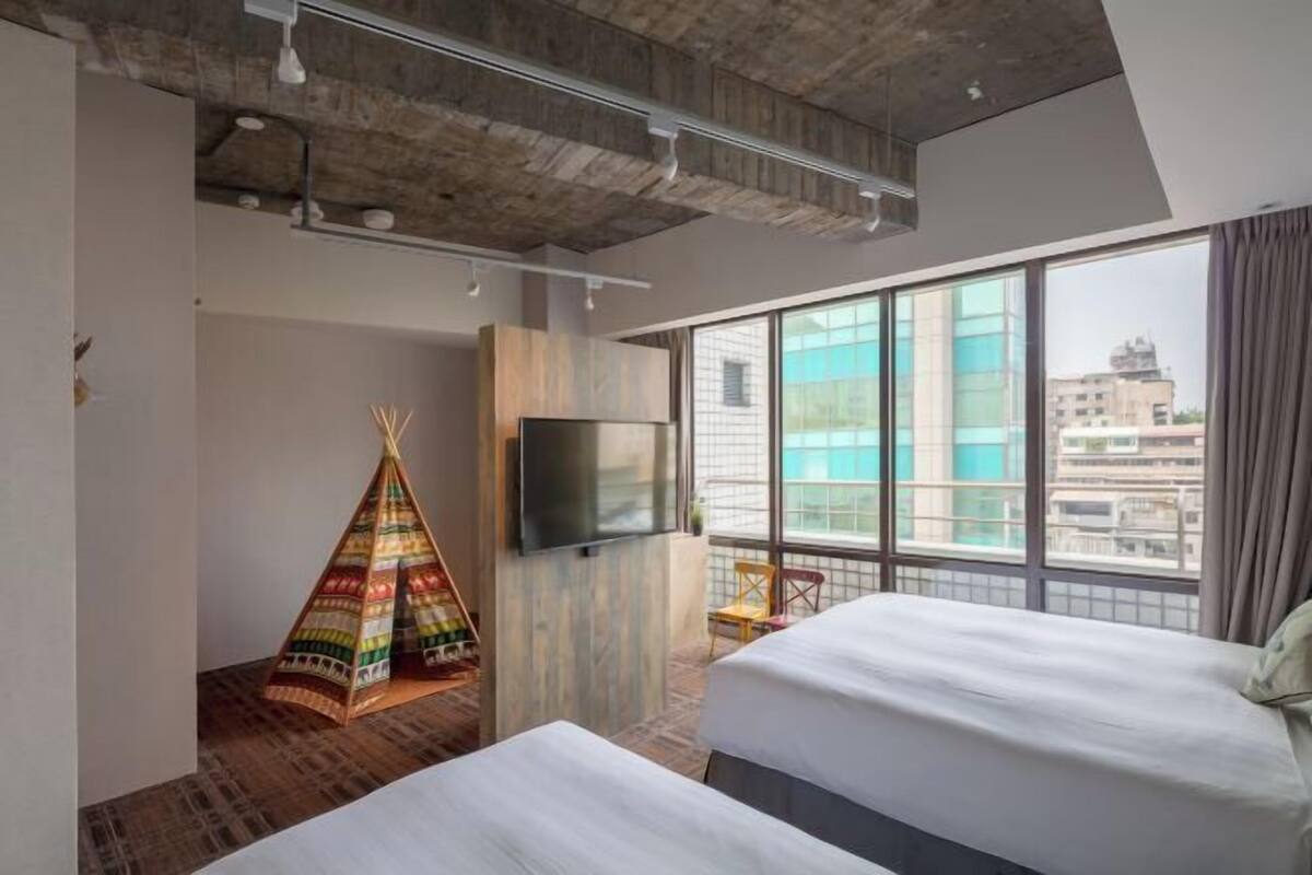 Desk, soundproofing, iron/ironing board, free WiFi