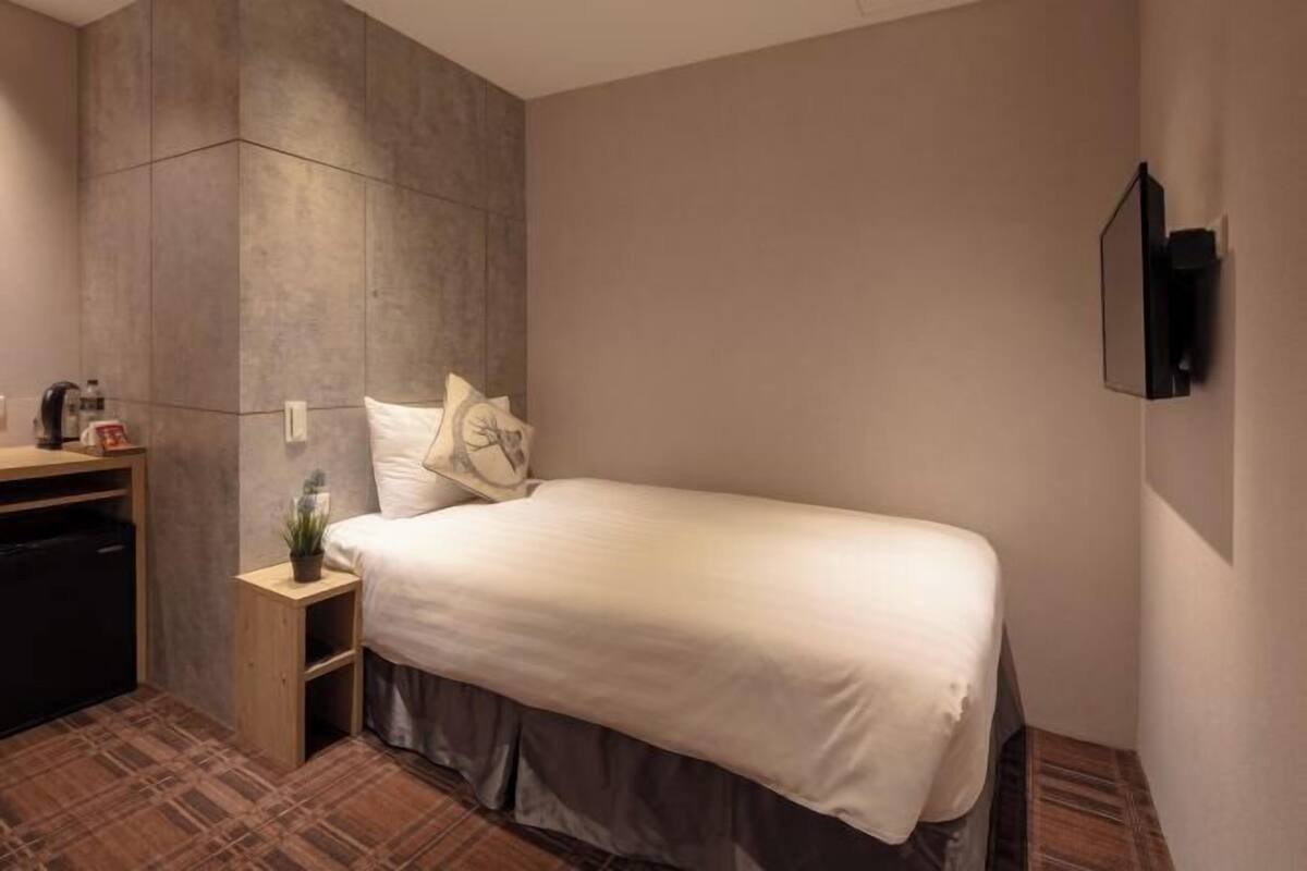 Desk, soundproofing, iron/ironing board, free WiFi