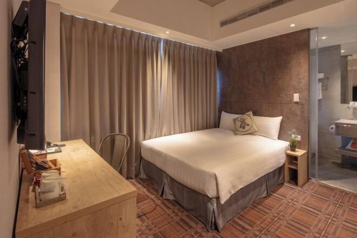 Desk, soundproofing, iron/ironing board, free WiFi