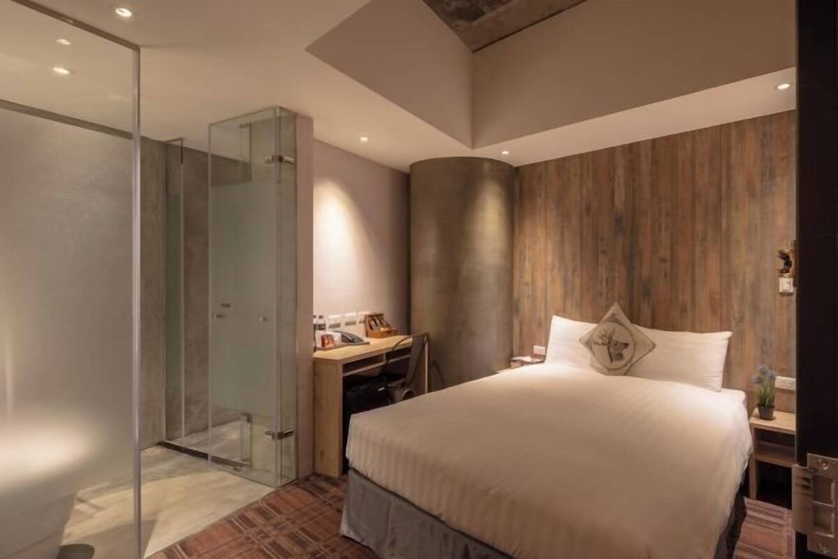 Desk, soundproofing, iron/ironing board, free WiFi