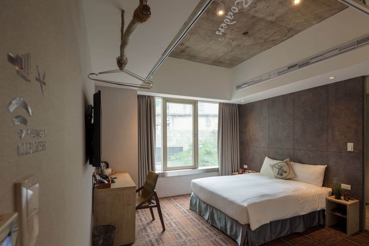 Executive Suite | Desk, soundproofing, iron/ironing board (on request), WiFi (free)