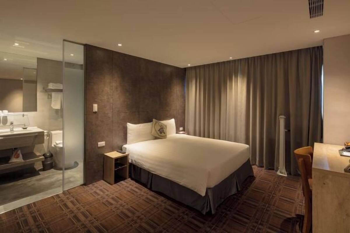 Desk, soundproofing, iron/ironing board, free WiFi