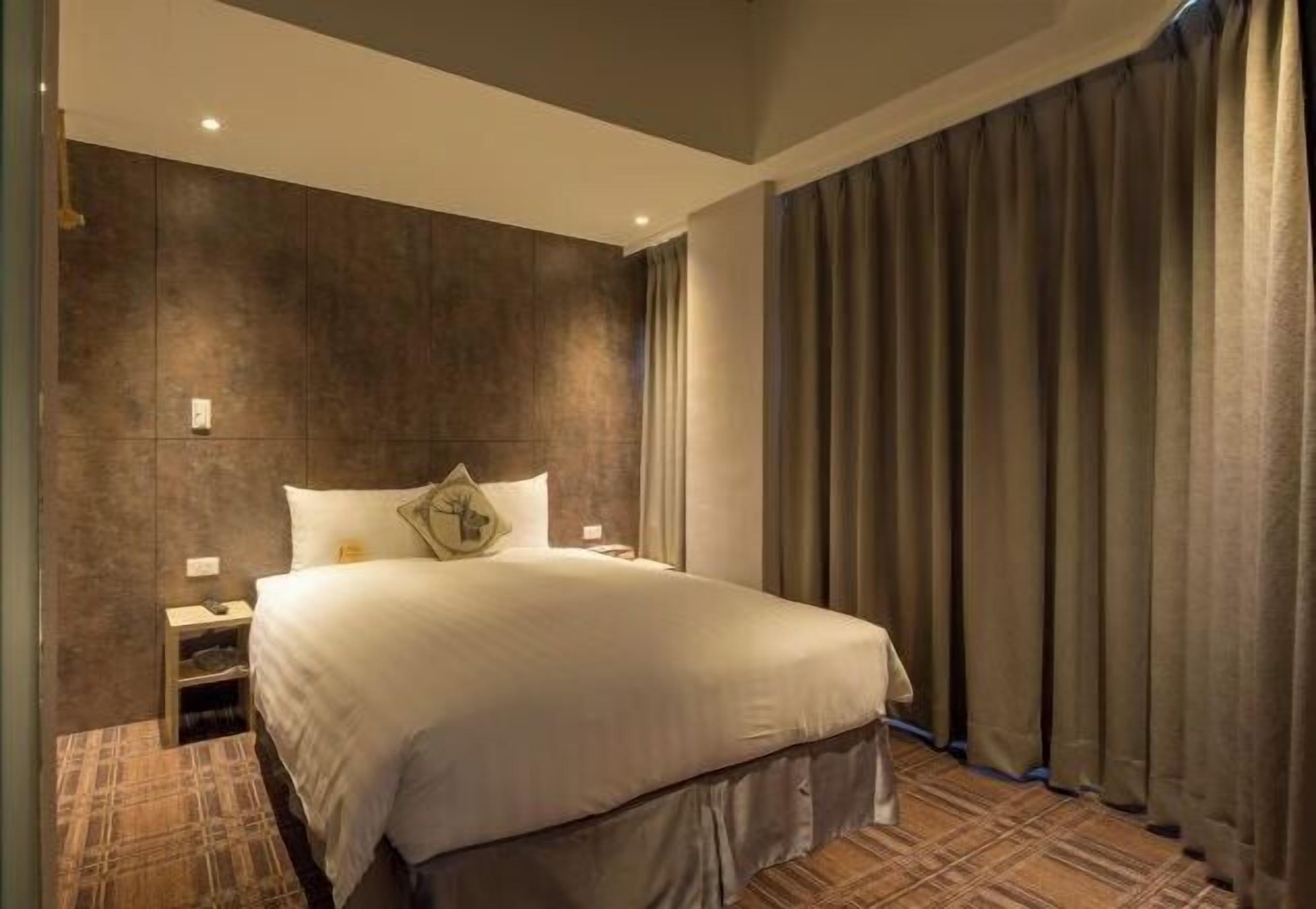 Desk, soundproofing, iron/ironing board, free WiFi