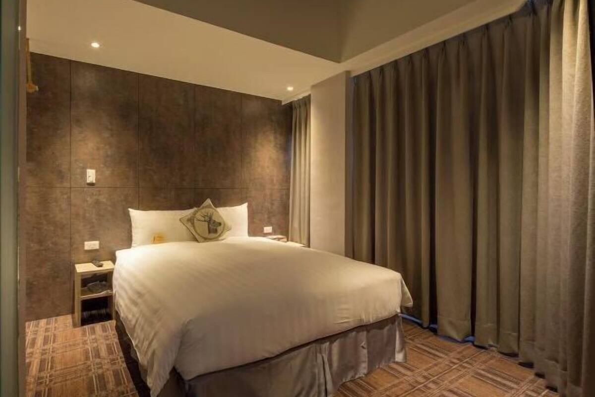 Desk, soundproofing, iron/ironing board, free WiFi