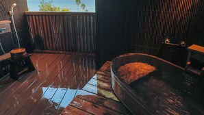 A wooden deck with a hot tub and a view of the ocean. - YUBANA MANKAI (Higashiizu)