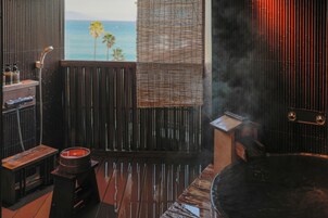 Habitación Deluxe con 1 cama doble o 2 individuales, baño privado, vistas parciales al mar | Ropa de cama de alta calidad, edredones de plumas, caja fuerte