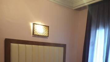 Chambre Simple Ville | Coffres-forts dans les chambres, bureau, Wi-Fi gratuit