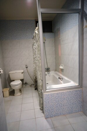 VIP Room Twin Bed | 浴室 | 淋浴/盆浴组合、免费洗浴用品、毛巾