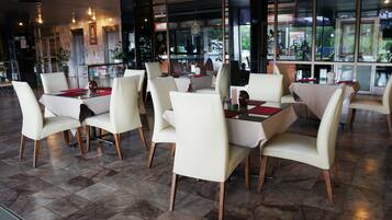 Aamiainen, lounas ja illallinen; thaimaalainen keittiö