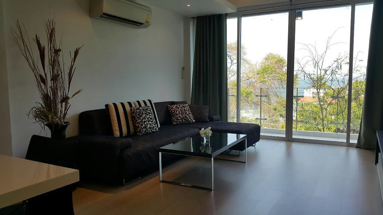 Apartment 2 Bedroom | Oppholdsområde | En 42-tommers LCD-TV med Parabol-TV samt TV