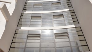 Un edificio moderno con varias ventanas y una entrada de cristal.