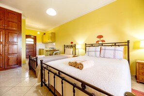 A hotel room with a bed, a desk, and a bathroom. - Arazzo Apartments (Zakynthos)