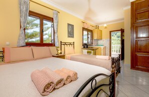 Studio, Terrace | In-room safe, iron/ironing board, free WiFi, bed sheets - Arazzo Apartments (Zakynthos)
