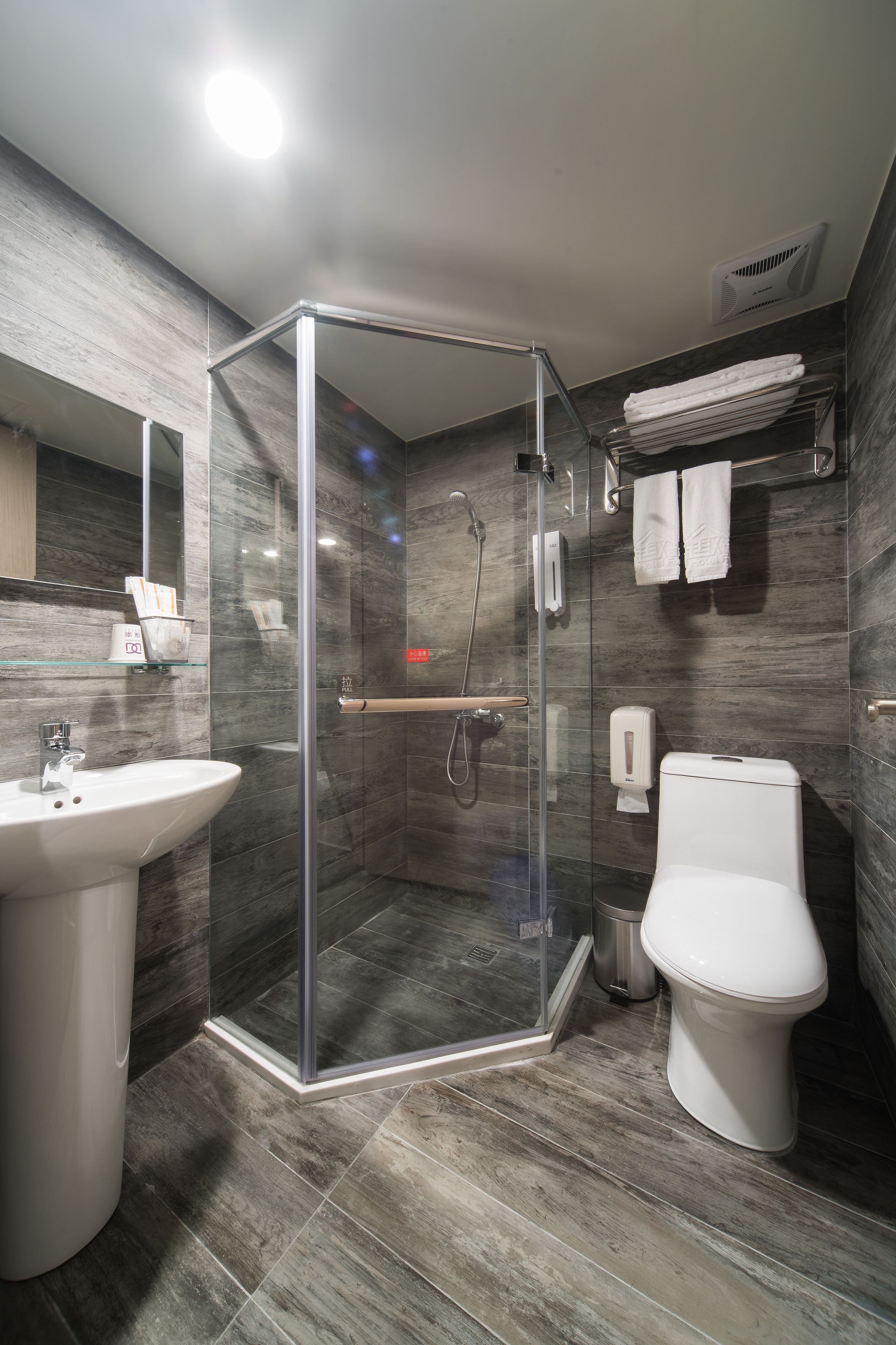 basic double room | bathroom | shower