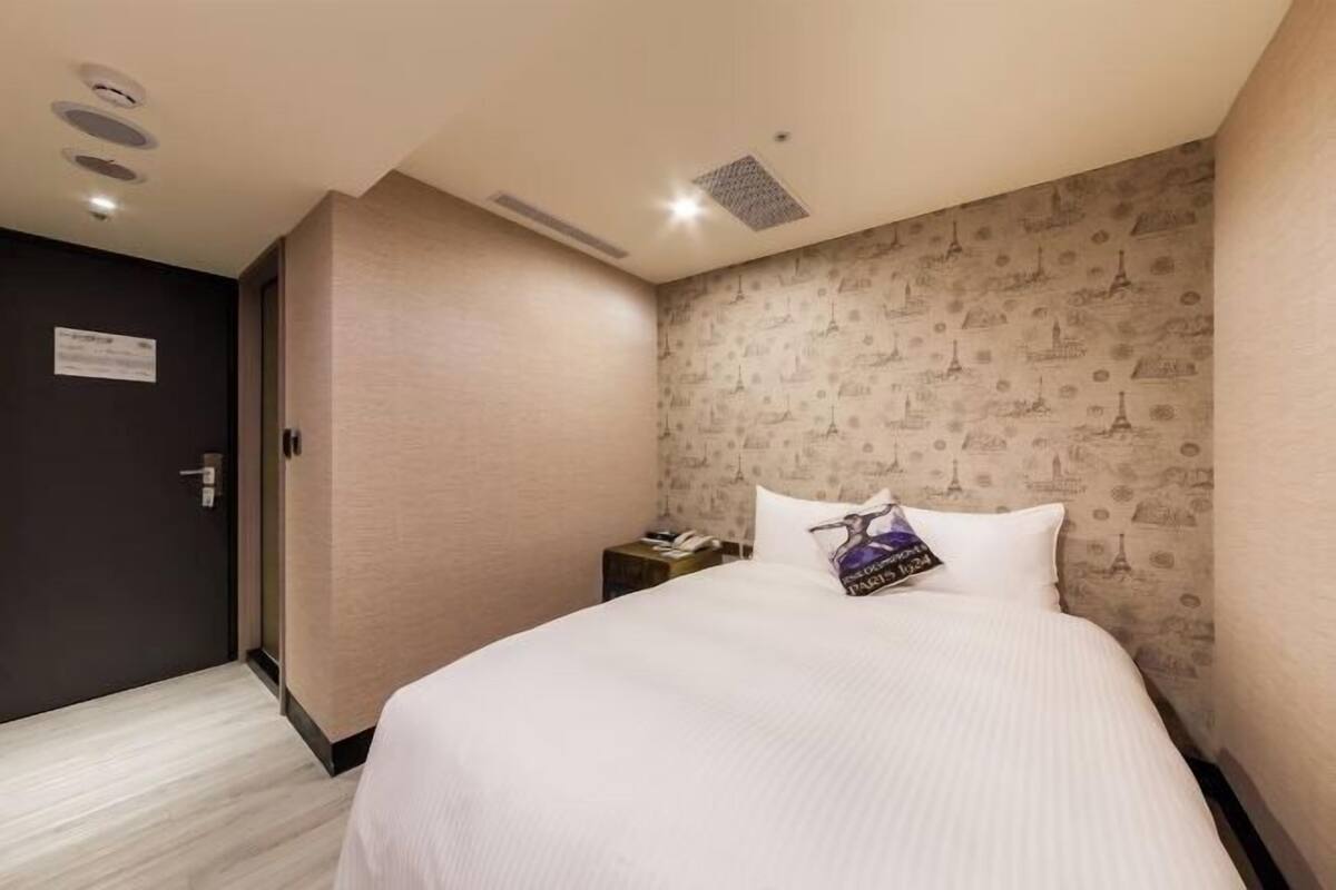 Down comforters, WiFi (free), bed sheets