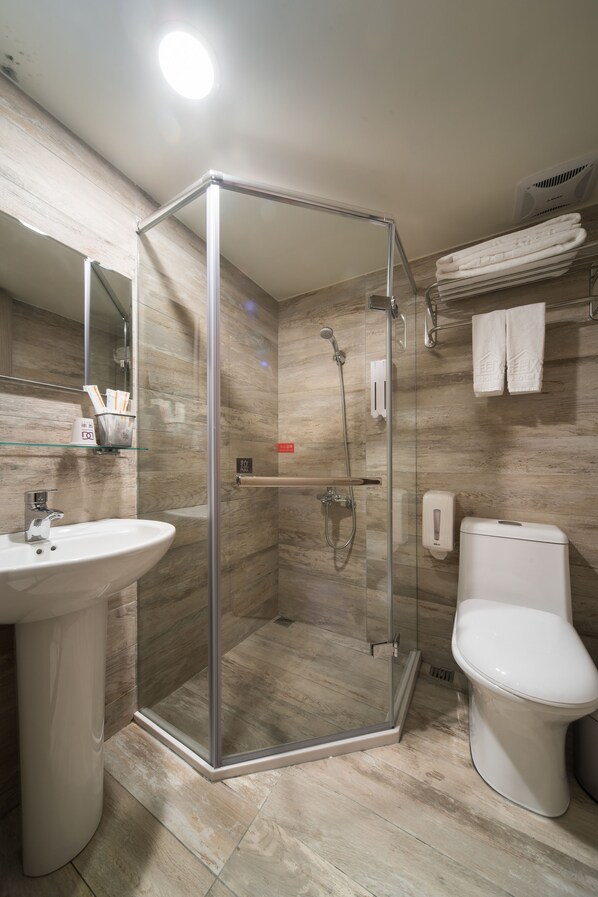 Economy Double Room, No Windows | Bathroom | Shower - Hotel Fun - Linsen Branch (Taipei)