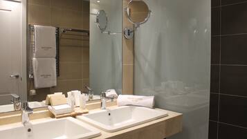 Regendusche, kostenlose Toilettenartikel, Haartrockner, Handtücher