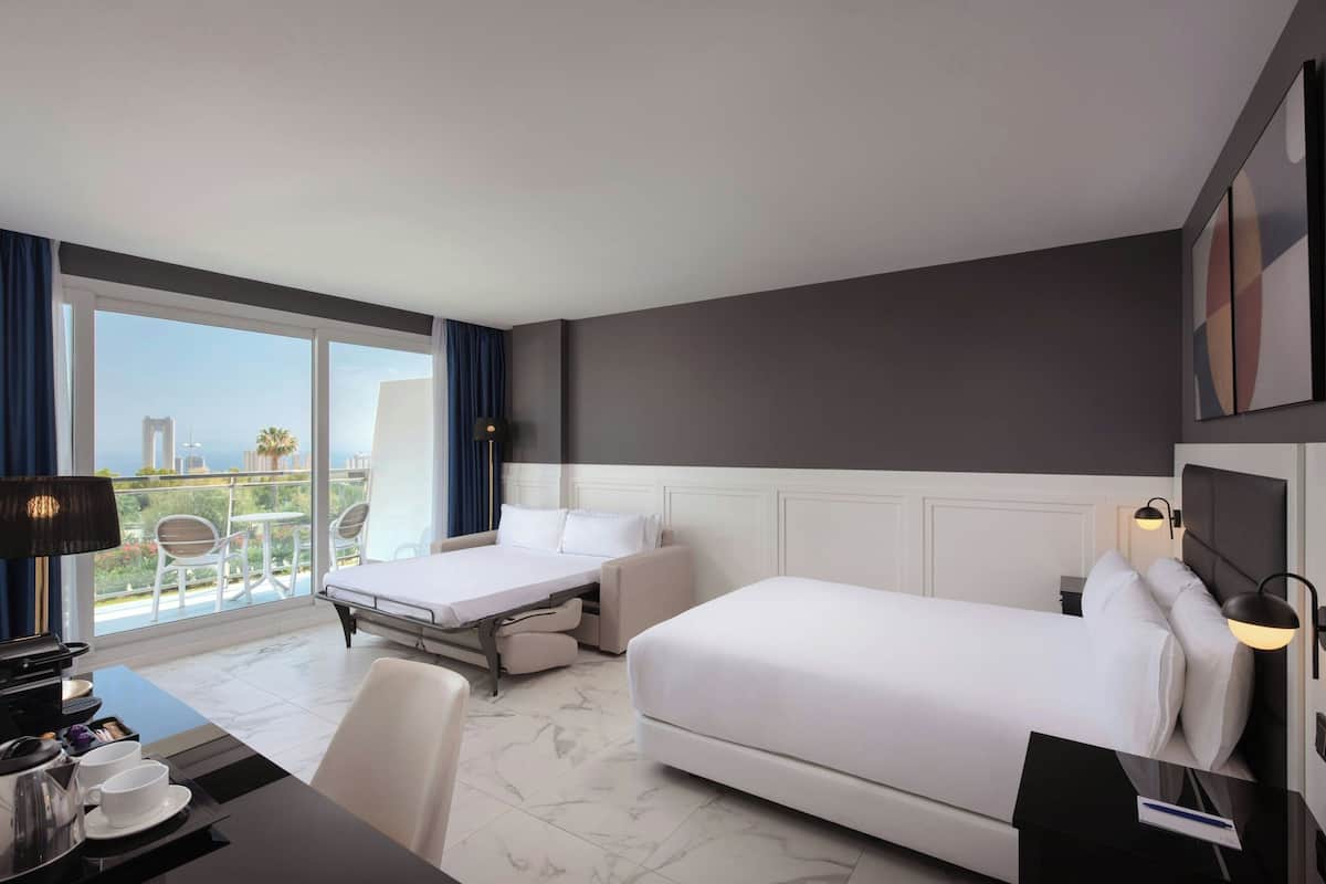 Habitación Premium, 1 cama de matrimonio con sofá cama, no fumadores, vistas al mar (Balcony) | Ropa de cama de alta calidad, colchones viscoelásticos, minibar