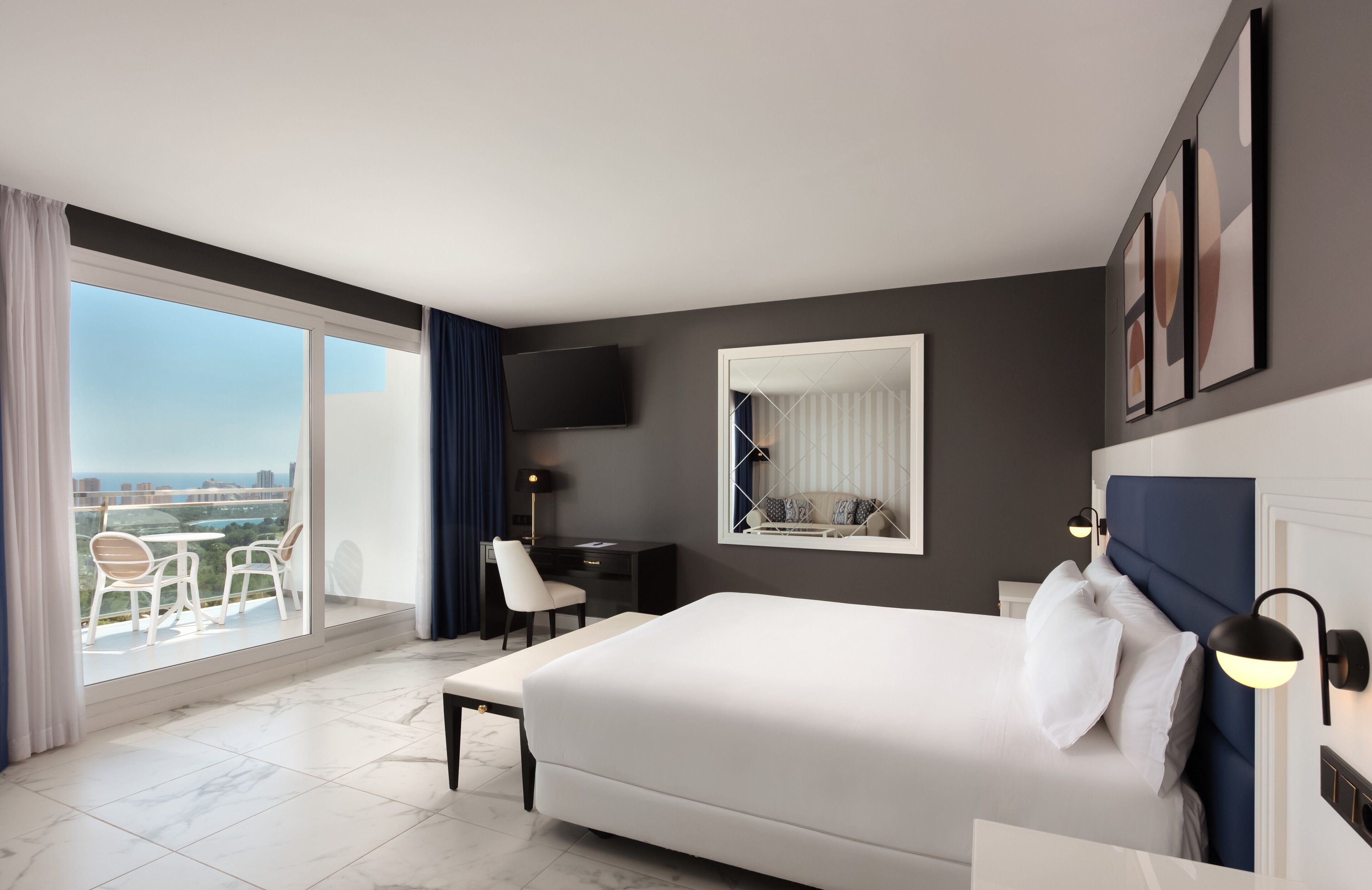 أغطية فراش متميزة وأسرّة بإسفنج يتكيف مع شكل الجسم وميني بار