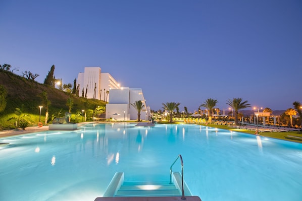 Seasonal outdoor pool, pool umbrellas, sun loungers