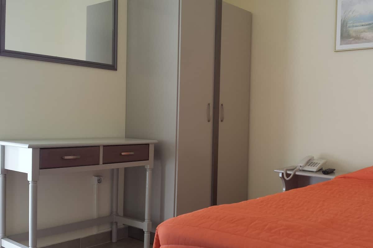 Single Room | In-room safe, desk, free cots/infant beds, free WiFi