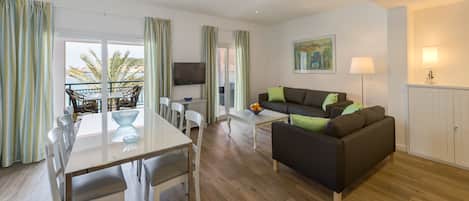 Superior-Apartment, 2 Schlafzimmer | Wohnzimmer | Plasmafernseher