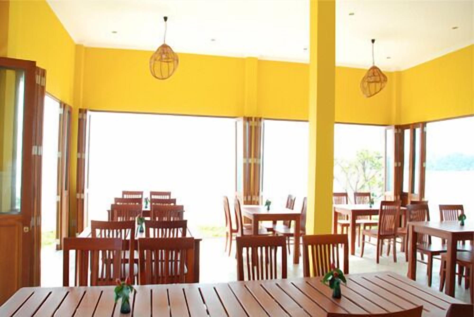 daily cooked-to-order breakfast (thb 300 per person)