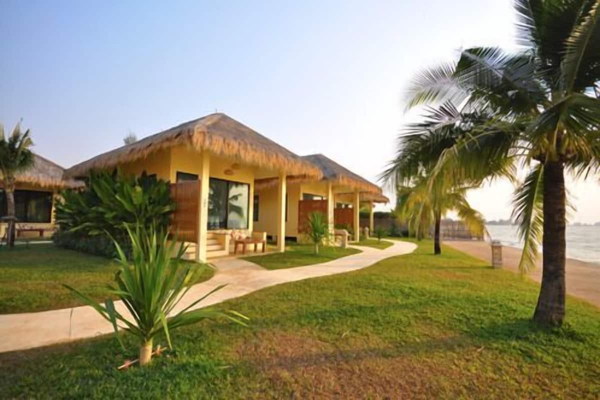 Seafront Kingbed With Breakfast | Rollaway beds, free WiFi