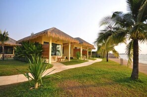 Seafront Kingbed With Breakfast | Rollaway beds, free WiFi - Villa Phra Chan Resort (Tha Mai)