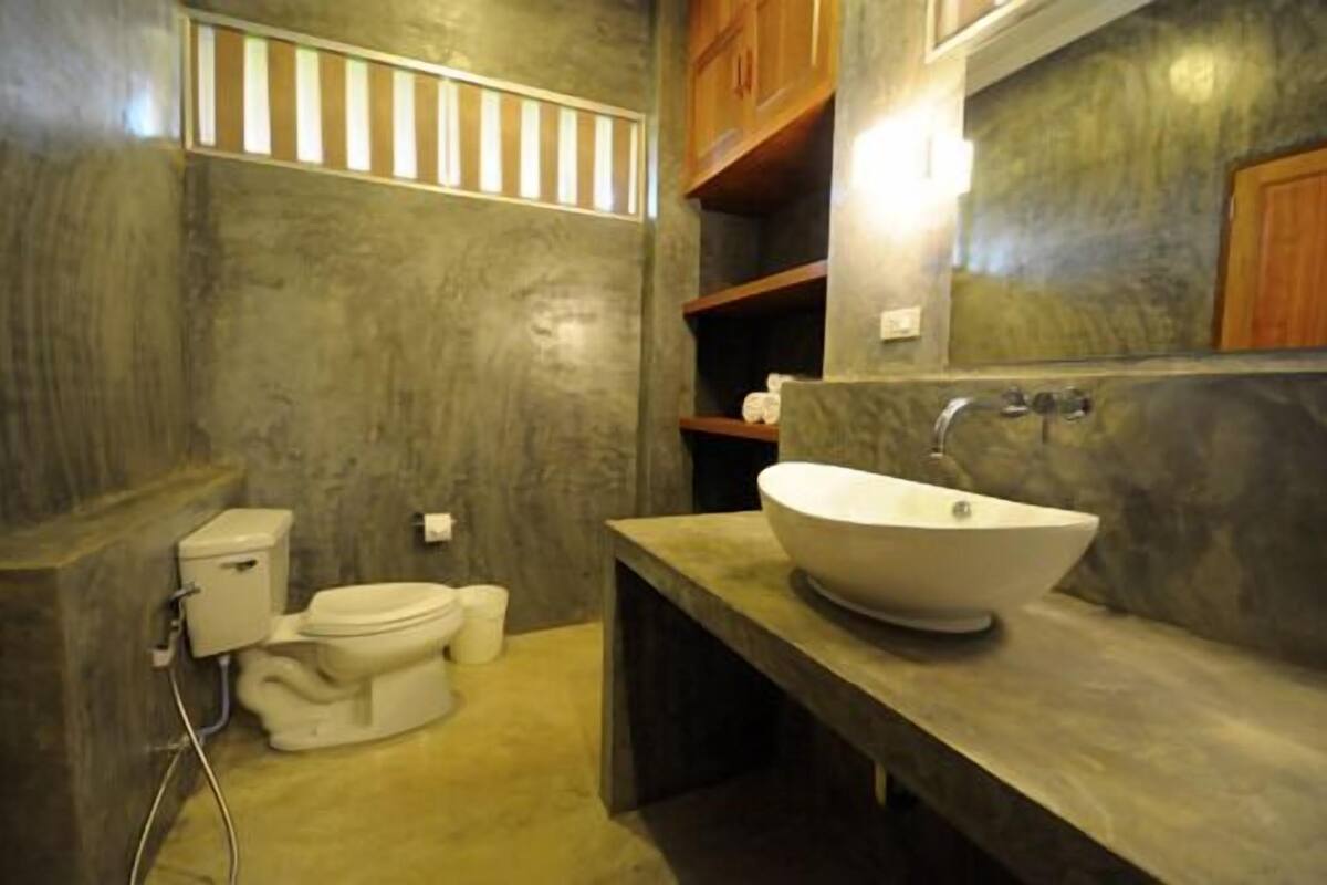 shower, free toiletries, hair dryer, slippers