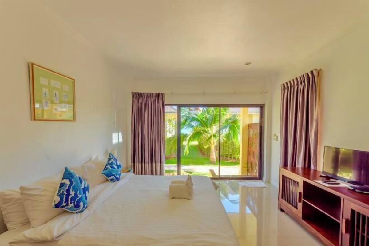 Rollaway beds (surcharge), WiFi (free)
