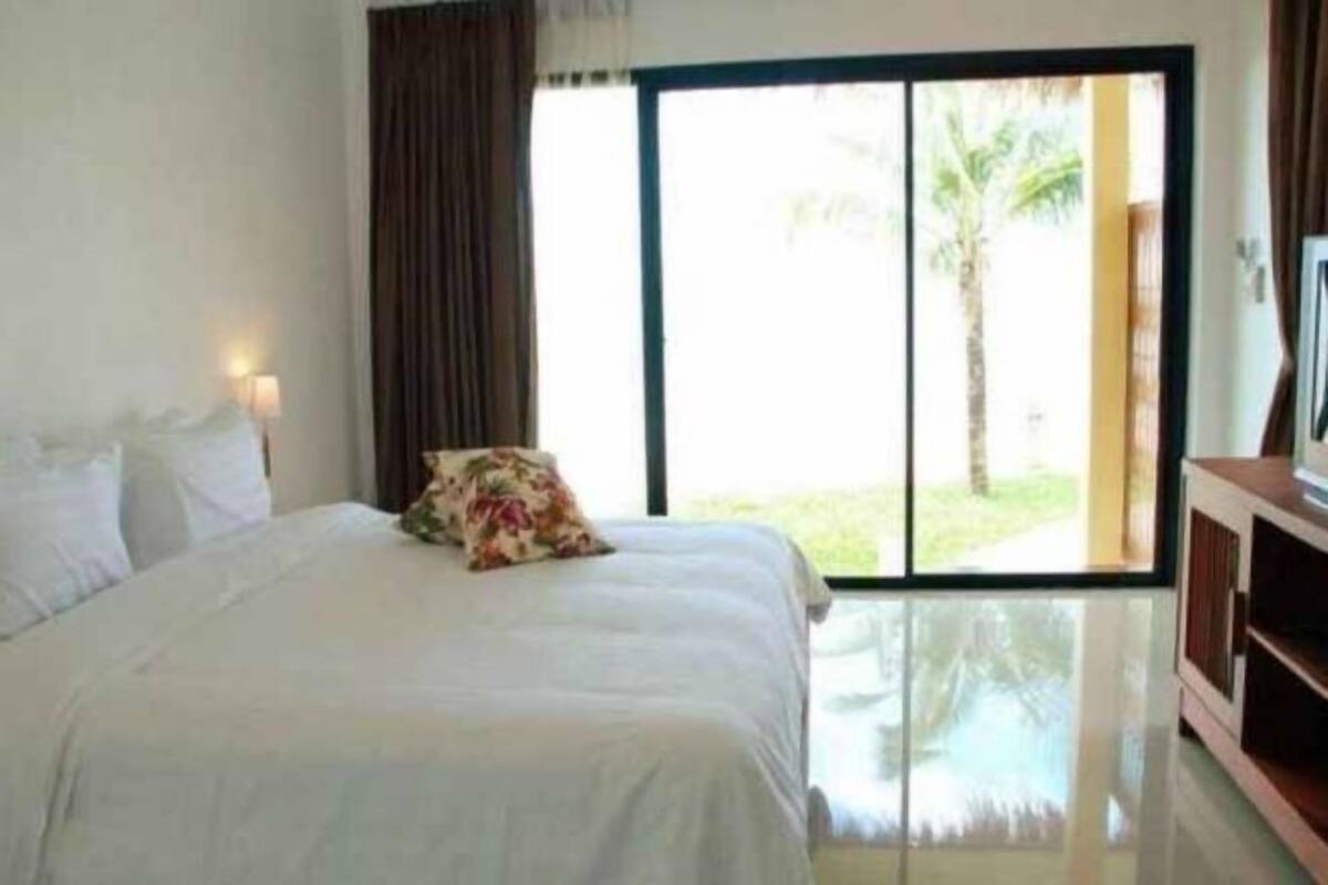 Rollaway beds (surcharge), WiFi (free)
