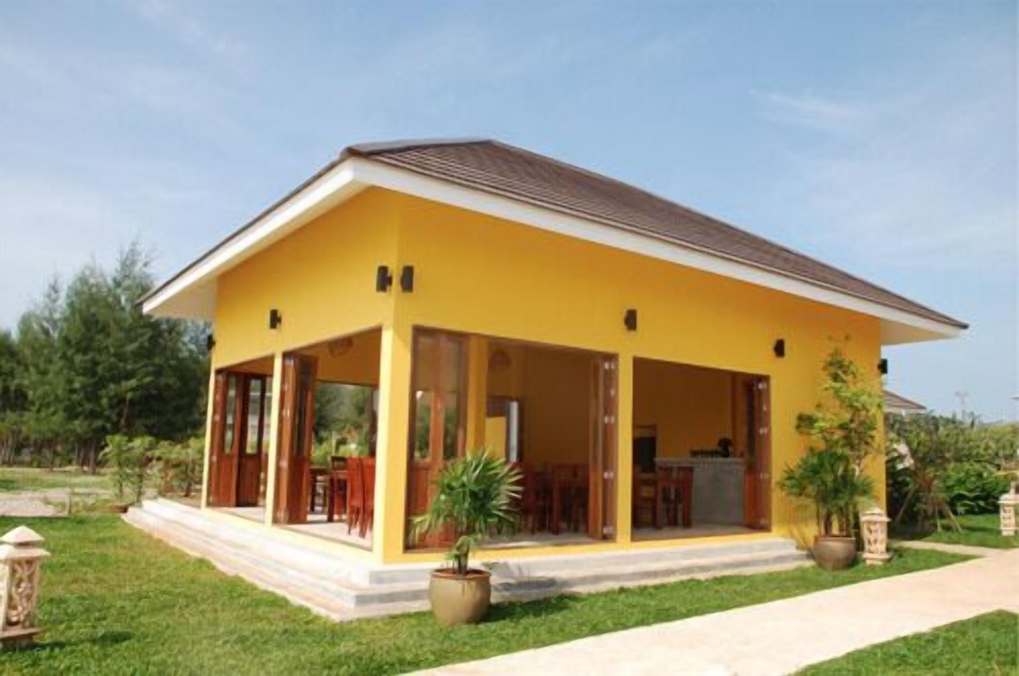 daily cooked-to-order breakfast (thb 300 per person)