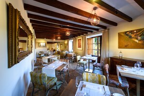 Der serveres frokost