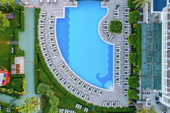 Innenpool, 2 AuĂenpools, Sonnenschirme, LiegestĂŒhle