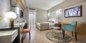 Ropa de cama de alta calidad y minibar con artículos gratuitos 
