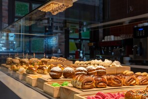 6 restaurants; breakfast, lunch, and dinner served