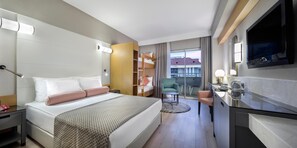 Family Bunkbed Room | Sengetøy av topp kvalitet, minibar (inkludert) og skrivebord