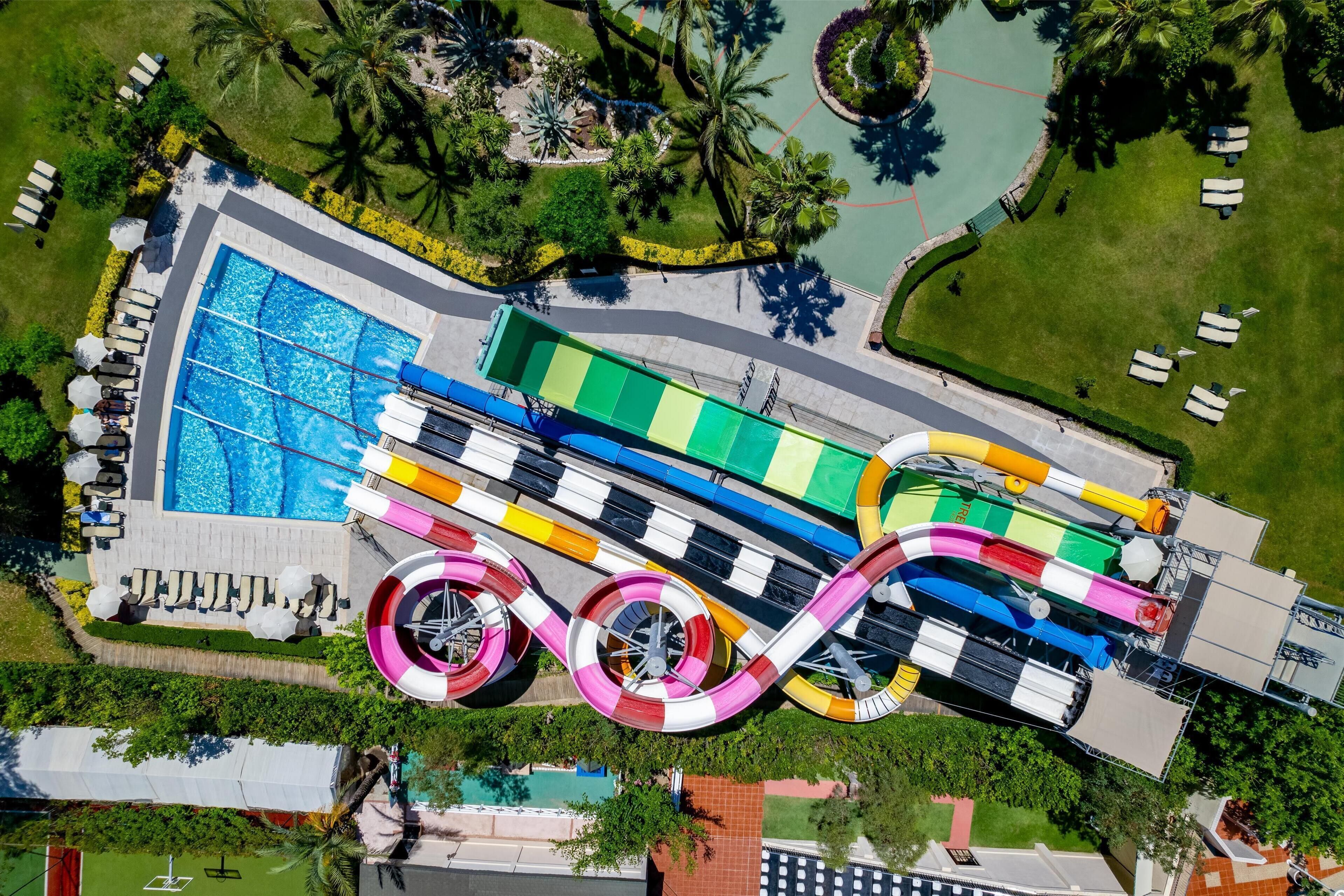 室內游泳池和2 座室外游泳池，提供泳池遮陽傘和日光浴躺椅