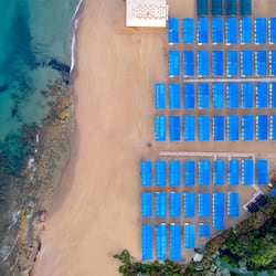 Praia particular, espreguiçadeiras, guarda-sóis, toalhas de praia