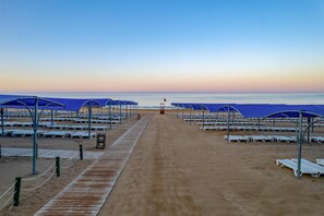 Plage privée, chaises longues, parasols, serviettes de plage