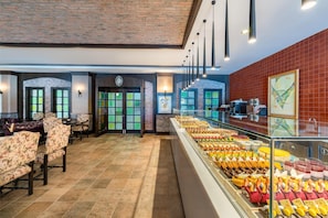 6 restaurants, breakfast, lunch, dinner served; international cuisine