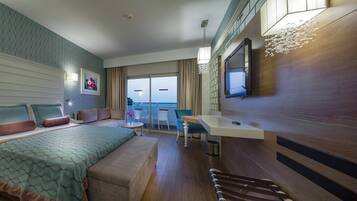 Premium bedding, free minibar, desk, free cribs/infant beds