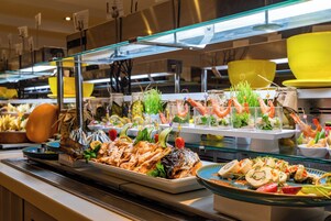 6 restaurantes, se sirve cena, cocina latinoamericana 