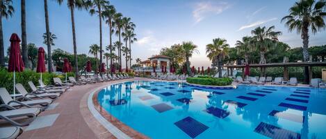 Indoor pool, 3 outdoor pools