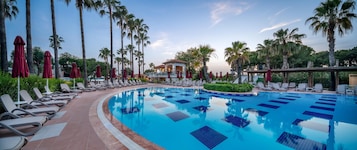 Una piscina techada, 3 piscinas al aire libre